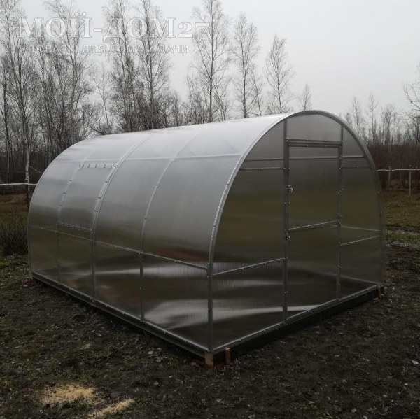 Теплица Крепче 4 метра с поликарбонатом | Мой-Дом27 Теплица Крепче 4 метра с поликарбонатом | Мой-Дом27 | Каркас изготовлен из оцинкованной замкнутой трубы 30*20 мм.<br>
 Ширина - 3 метра. Высота - 2,1 метра. Длина 4 метра. <br>
 Выдерживаемая снеговая нагрузка - 130 кг/м2. Выдерживаемая ветровая нагрузка - до 27 м/с.<br>
 Расстояние между дугами 1 метр. Толщина металла дуг 1 мм.<br>
 <b>ЦЕЛЬНОСВАРНЫЕ ТОРЦЫ и ДУГИ</b>. Ширина двери 0,96 метра.<br>